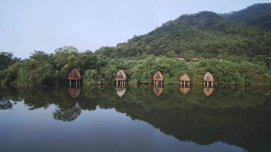 航拍杭州富阳芳草地开元度假村临水船屋客房