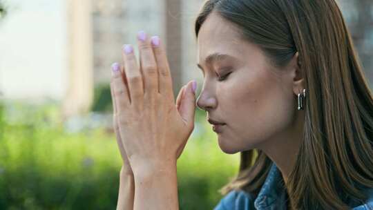 紧张不安的年轻女人户外特写起来脸