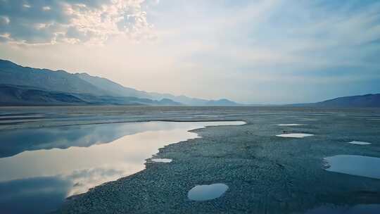 荒原盐湖：山脉镜面水域自然盐碱地荒原盐湖