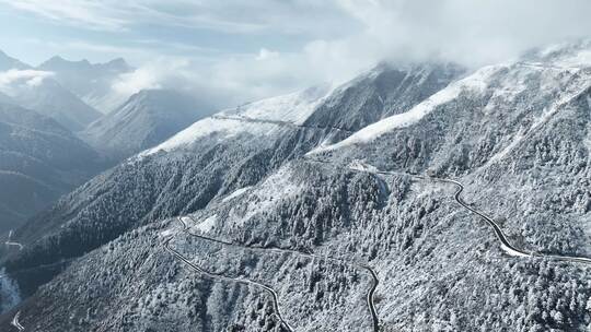雪山蜿蜒公路自然风光