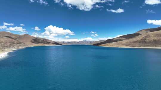 航拍西藏圣湖羊卓雍措蓝天白云夏日风景