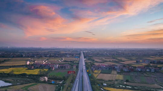 晚霞天空下的高速公路航拍延时视频