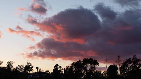 日落与彩色云朵的延时镜头