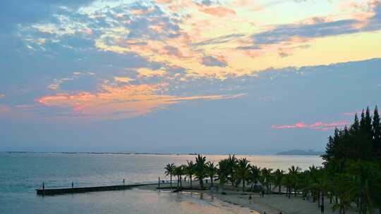 中国海南三亚海边沙滩日落夕阳晚霞