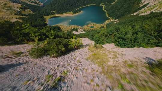 FPV无人机航拍森林湖泊高山特尔诺万科湖