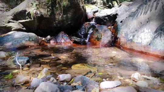 水从岩石流向浅溪的低角度镜头