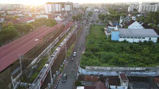 吐谷站附近过铁路桥的旅客列车鸟瞰图。