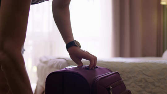 女子在酒店打开手提箱视频素材模板下载