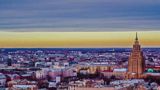 多云的日落延时在里加市在拉脱维亚高耸的拉脱维亚科学院在视频素材模板下载