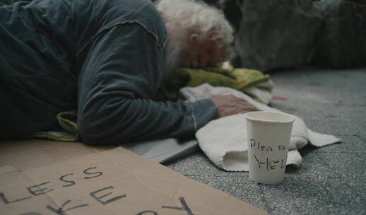 一个乞讨者躺在街边