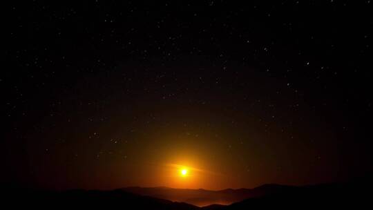 满天星空在夜晚与一轮明月一起移动