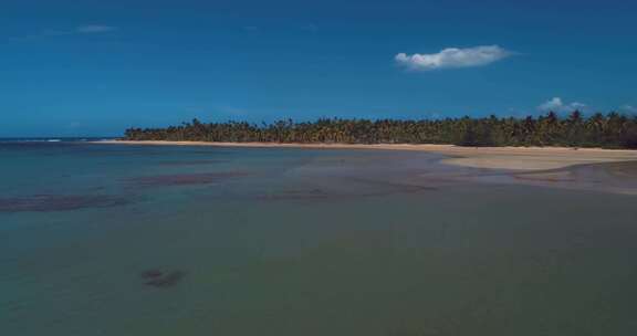 航拍海岛沙滩的风景