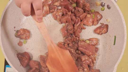 香菇滑鸡鸡腿肉家常菜美食制作