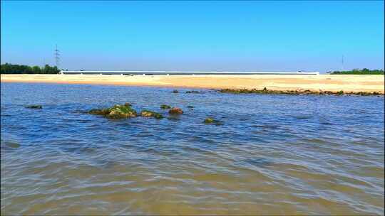 蓝色大海与海浪、沙滩