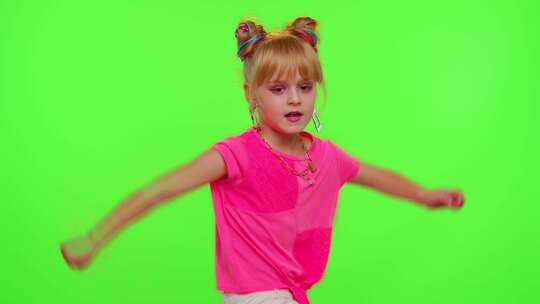 开朗有趣的青少年学校女孩孩子在家里用手机在色度键上跳舞拍摄视频视频素材模板下载