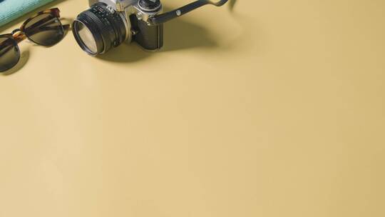 黄色背景下的太阳镜相机视频素材模板下载