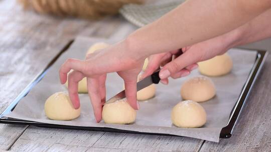 面包师在制作糕点