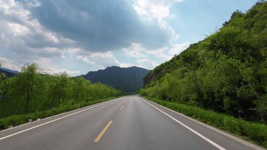 开车视角行驶在公路上  沿途风景