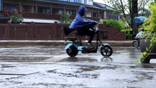 雨中骑电瓶车的人们