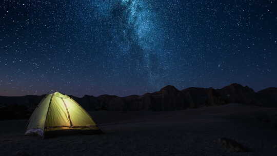 冒险浪漫之夜和在星空下的旅游帐篷里遇见黎