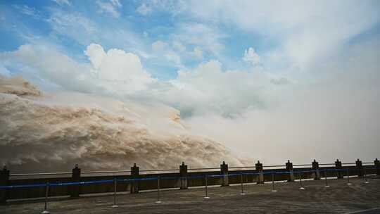 近距离实拍三峡大坝泄洪震撼场景