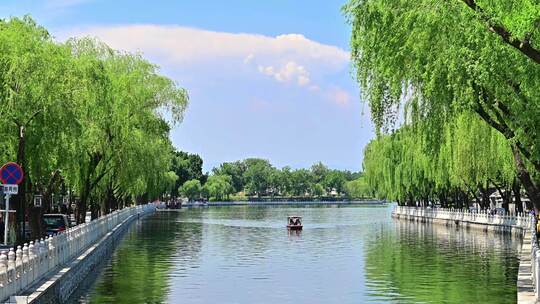 北京中轴线后海蓝天白云平静的水面