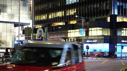 香港城市道路夜晚繁忙交通车流路况汽车行驶