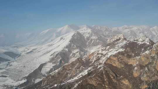 青海互助龙王山雪山天空航拍视频