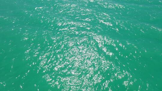 无人机贴近水面航拍别若则错碧玉色的水面