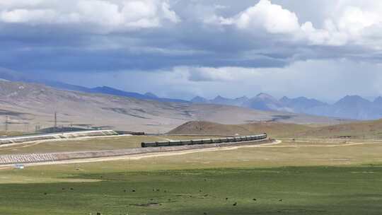 青藏铁路火车行驶于高原风光