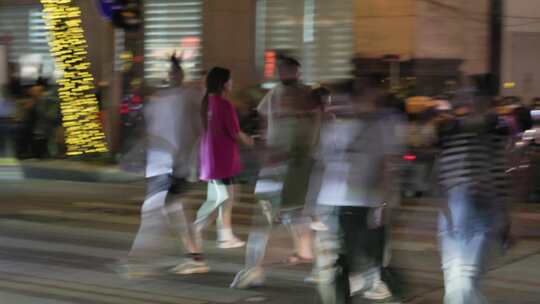 夏夜市井生活，镜头跟随行人过斑马线