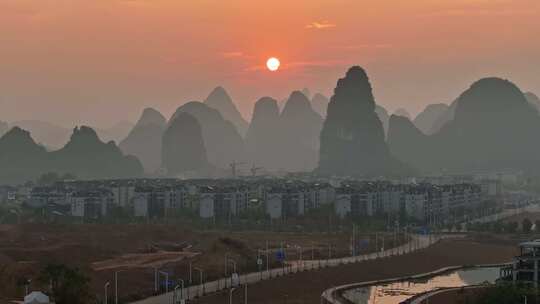 夕阳下的城镇与喀斯特地貌山景