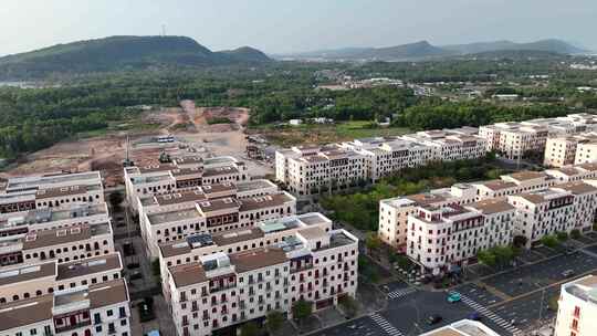 这个航拍镜头展示了一个最近建造的巨型城镇