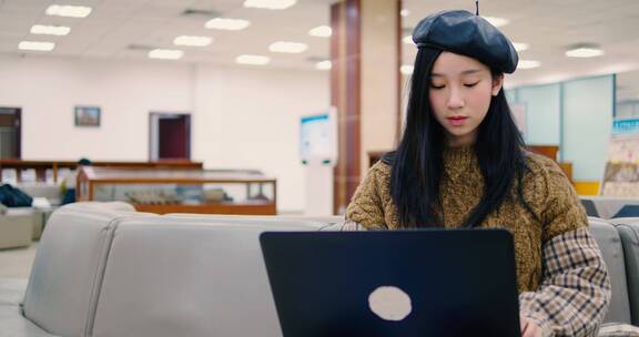 美丽女大学生在图书馆用电脑