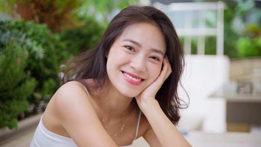 夏季迷人美女看镜头甜美微笑特写