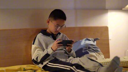 孩子夜晚玩手机打游戏