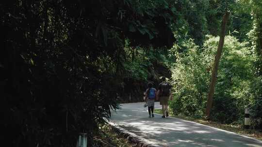 夫妇走在一条路上