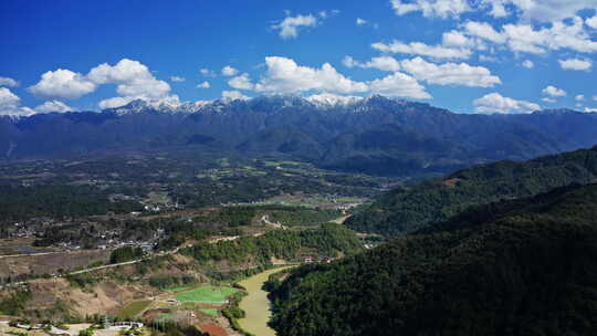 蓝天白云河流村庄雪山