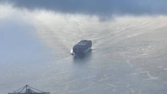 海上货轮行驶