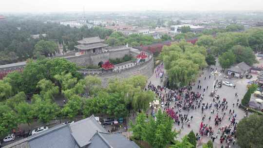 古建筑前传统仪式活动场景