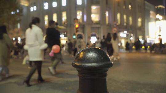 武汉江汉路夜景步行街商业街行人逛街购物