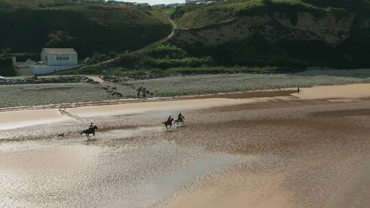 航拍人们在海边骑马