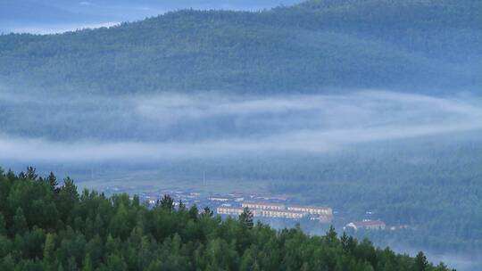 山坳里晨雾中的山场人家