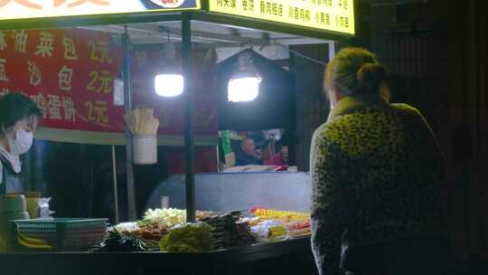 城市夜市卖夜宵烧烤小吃的地摊摊位视频素材模板下载