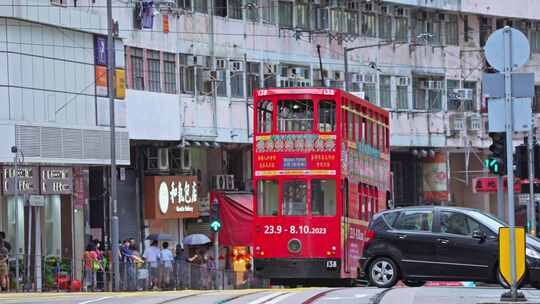 香港行人乘电车