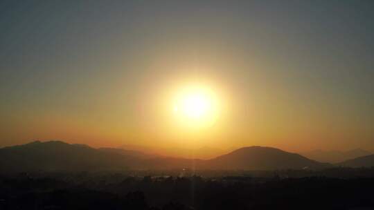 黄昏山峰日落延时唯美夕阳乡村傍晚天空晚霞