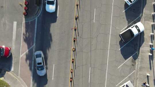 汽车行驶的沥青停车场的俯视图。天线