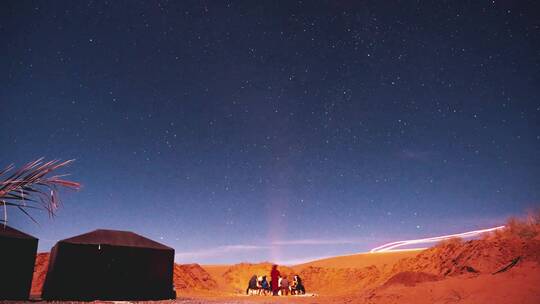 一群人在星空下沙漠露营