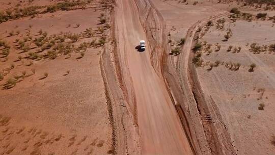 俯拍高速戈壁公路山路