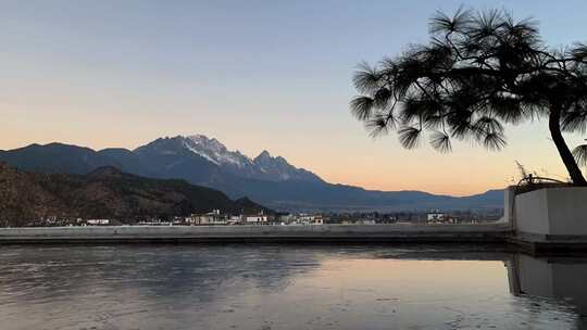 云南丽江玉龙雪山日出日照金山延时